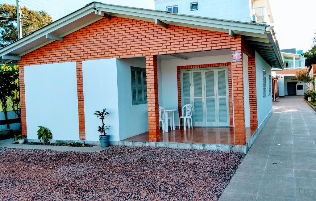 Cette petite maison dispose d'une terrasse couverte. dans l'établissement Residencial da Recife, à Torres