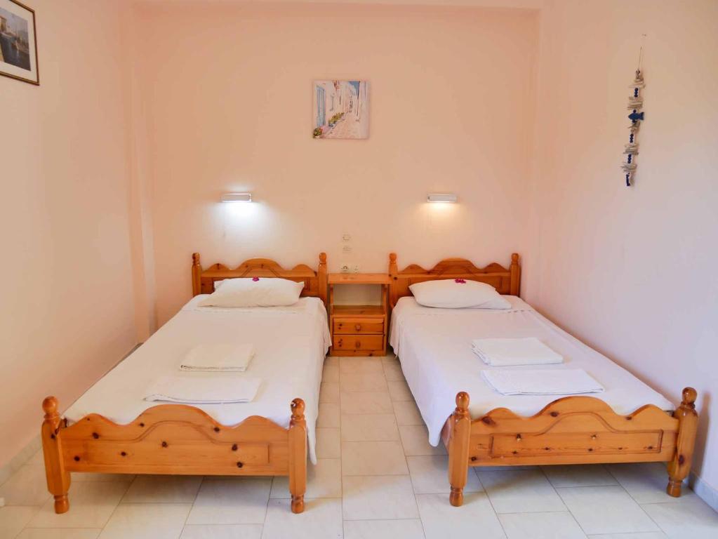 Postel nebo postele na pokoji v ubytování Yiannis Apartments Agios Georgios Pagoi Corfu