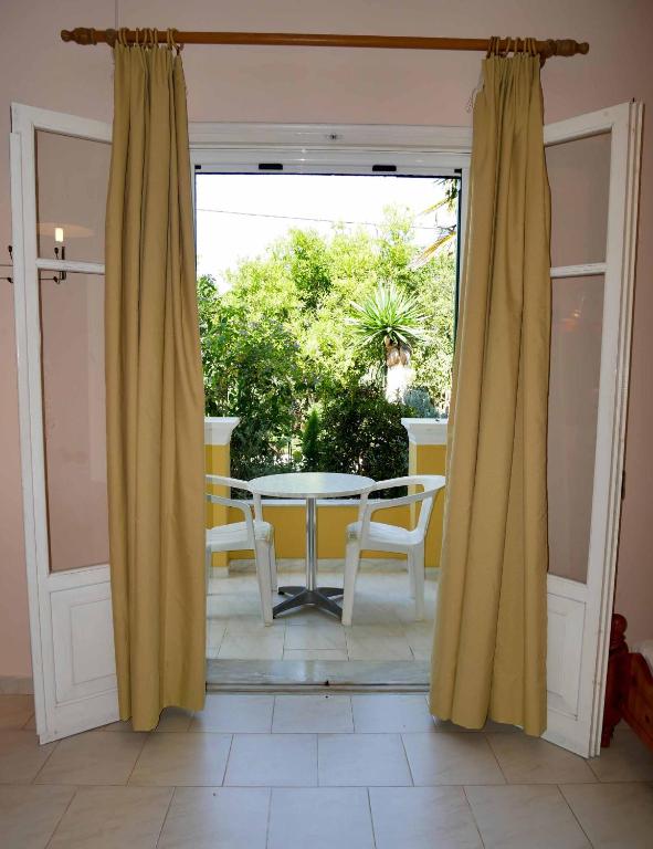 Balkón nebo terasa v ubytování Yiannis Apartments Agios Georgios Pagoi Corfu