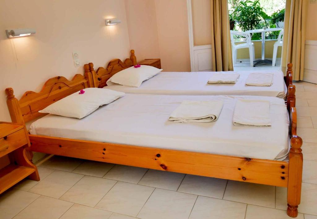 Postel nebo postele na pokoji v ubytování Yiannis Apartments Agios Georgios Pagoi Corfu