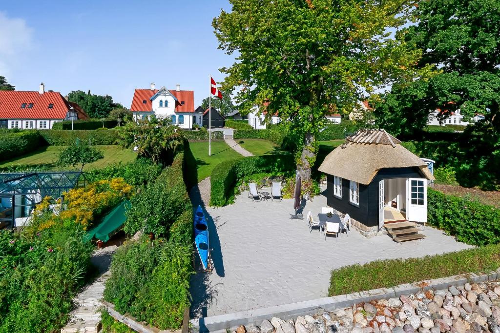 Troense Bed and Breakfast by the sea في سفينبورغ: اطلالة جوية على حديقة خلفية مع زحليقة