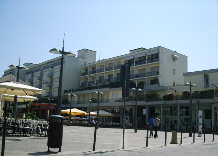 a large building with people standing in front of it at RESIDENCE MARINA MARCONI - Solo per famiglie in Lido di Jesolo