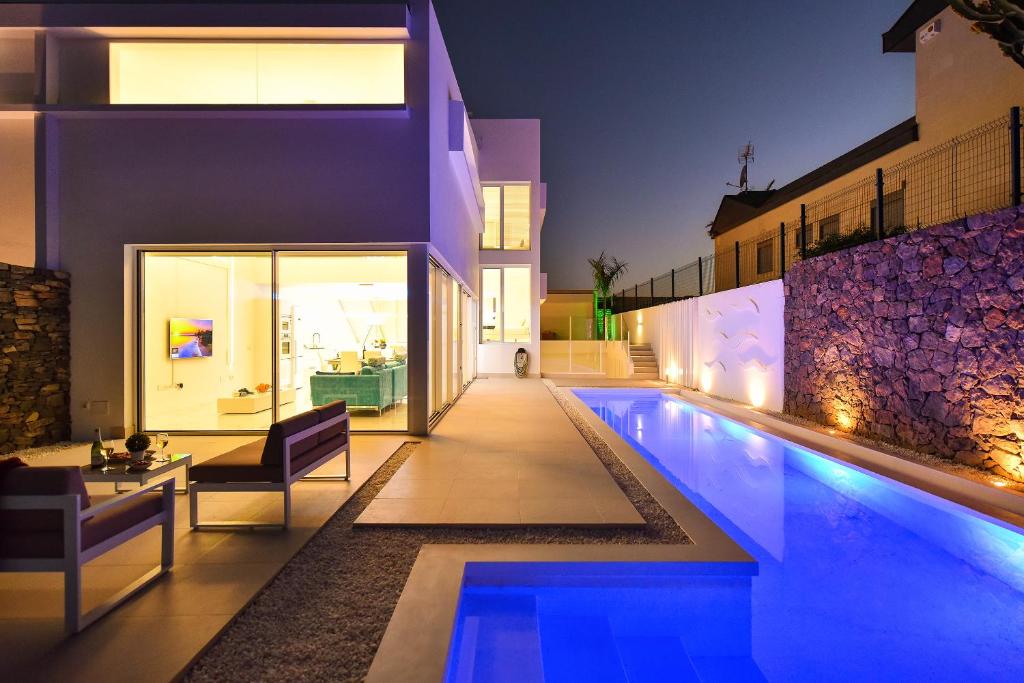 Bazén v ubytovaní Villas Golden by Sun Houses Canarias alebo v jeho blízkosti