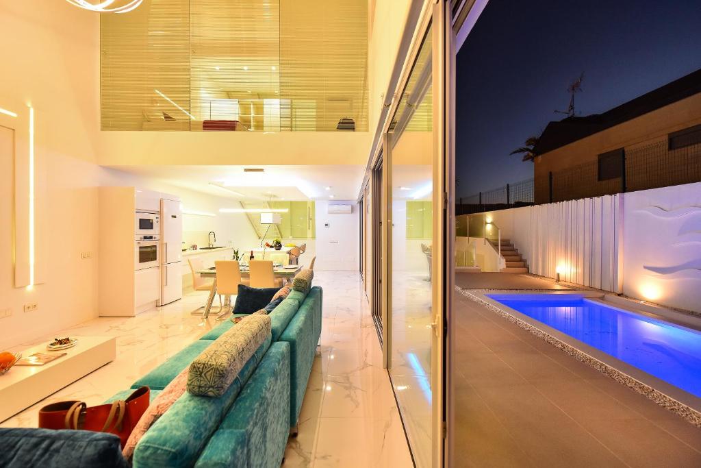 Bazén v ubytovaní Villas Golden by Sun Houses Canarias alebo v jeho blízkosti
