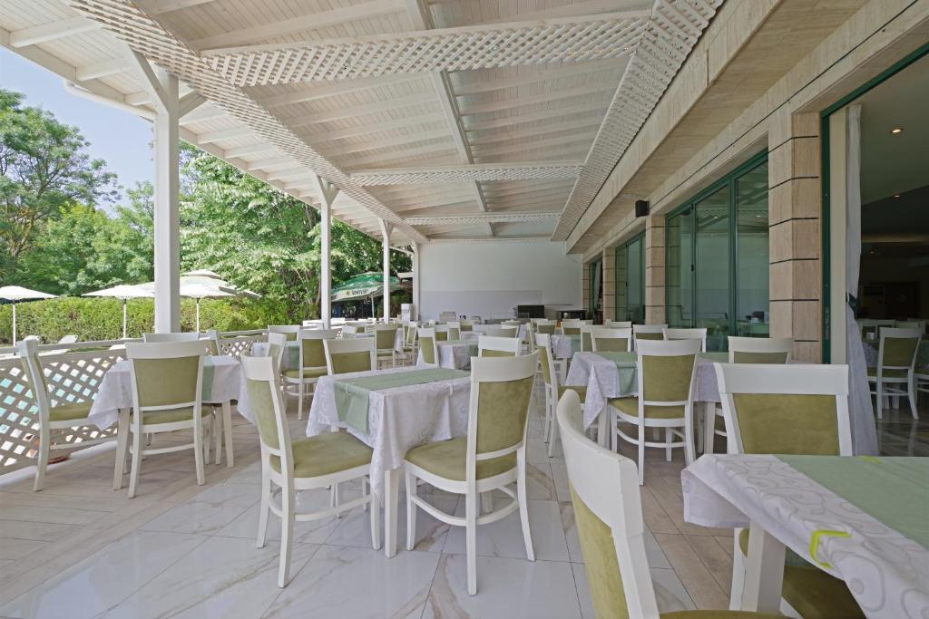 Restaurace v ubytování Perla Plaza Hotel - All Inclusive