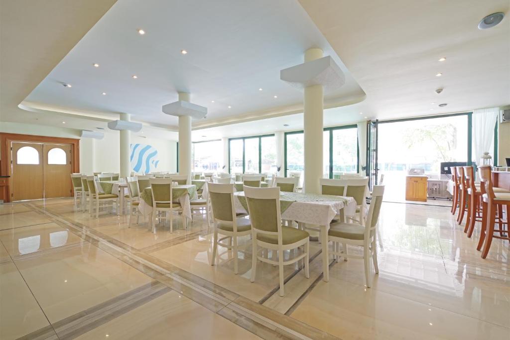 Restaurace v ubytování Perla Plaza Hotel - All Inclusive