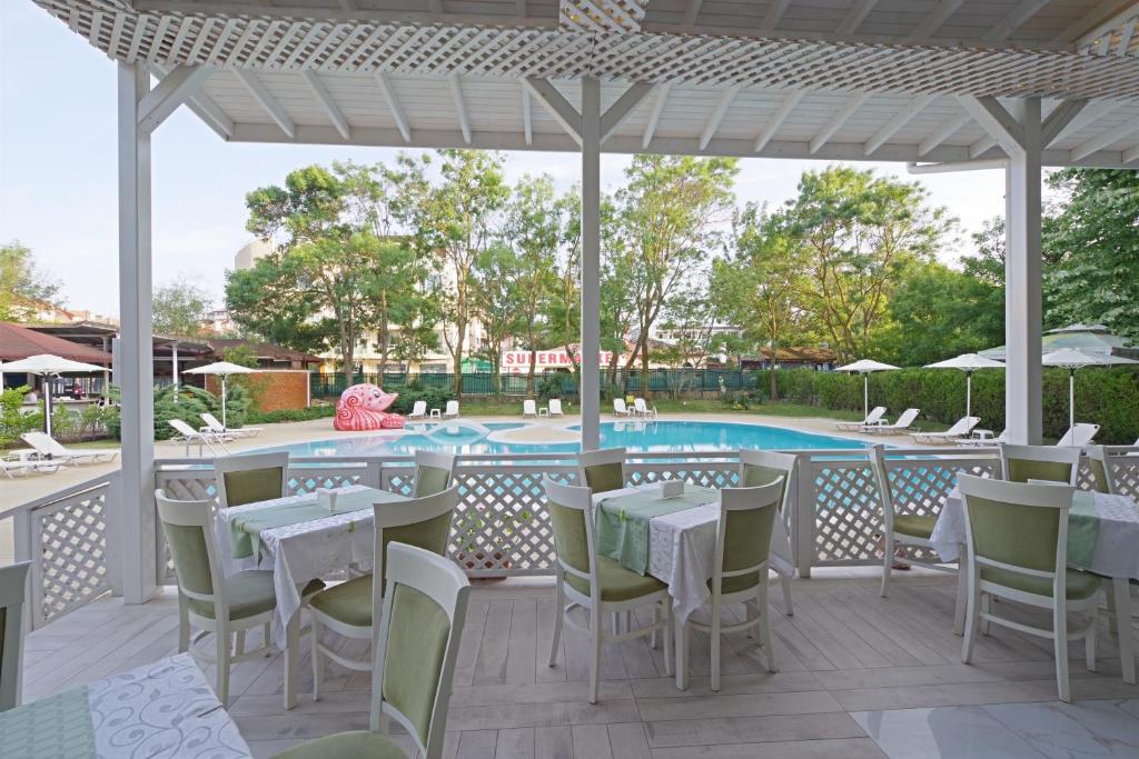 Bazén v ubytování Perla Plaza Hotel - All Inclusive nebo v jeho okolí