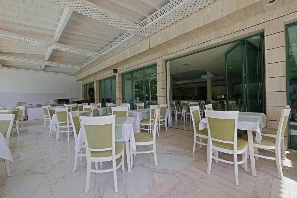 Restaurace v ubytování Perla Plaza Hotel - All Inclusive