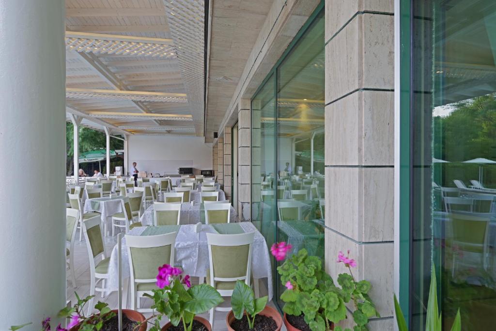 Restaurace v ubytování Perla Plaza Hotel - All Inclusive