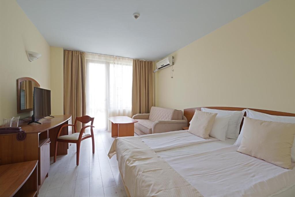 TV a/nebo společenská místnost v ubytování Perla Plaza Hotel - All Inclusive