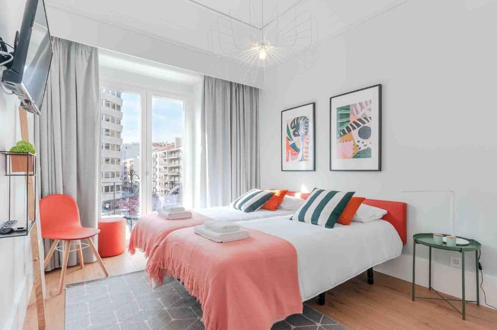 Habitación blanca con cama y ventana en NLC Rooms & Suites en Lisboa
