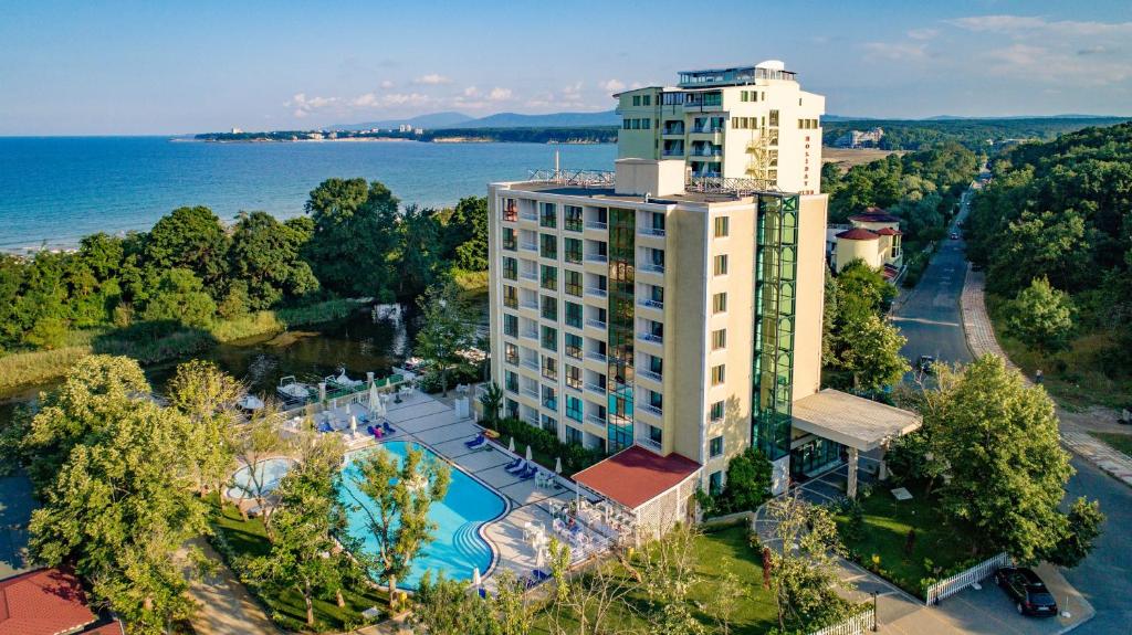 een luchtzicht op een hoog gebouw met een zwembad bij Perla Royal Hotel - All Inclusive in Primorsko