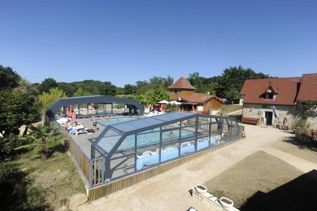 - une vue de tête sur un complexe avec une piscine dans l&#39;établissement Camping Padimadour, à Rocamadour
