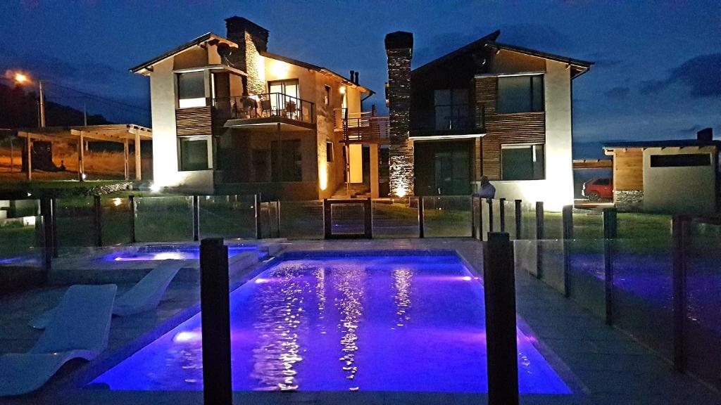 una piscina frente a una casa por la noche en Altas Tierras de Ventania en Sierra de la Ventana