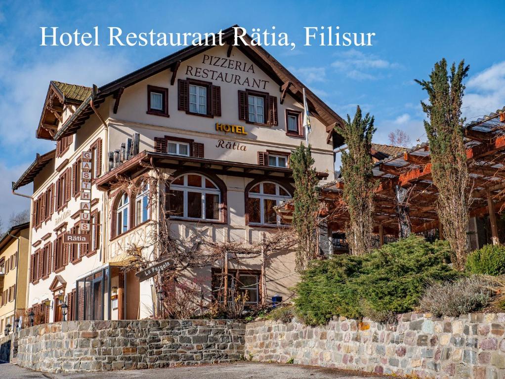 Das akritkritkrit raja hotel ist ein historisches Resort und Restaurant in der Unterkunft Hotel Restaurant Rätia in Filisur
