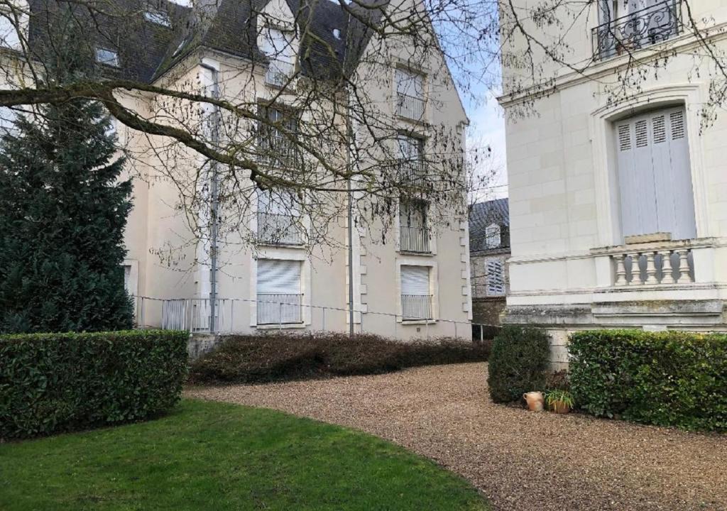 un gran edificio blanco con un patio delante en Résidence RIVES DE LOIRE, en Blois