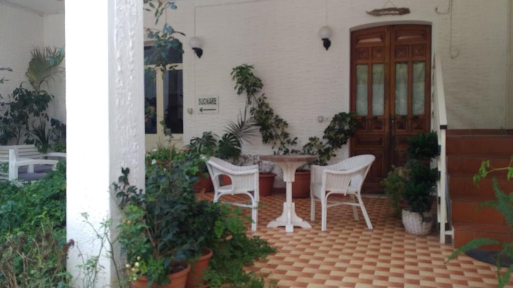 patio con sedie bianche, tavolo e porta di Agriturismo Palese a Torre San Giovanni Ugento