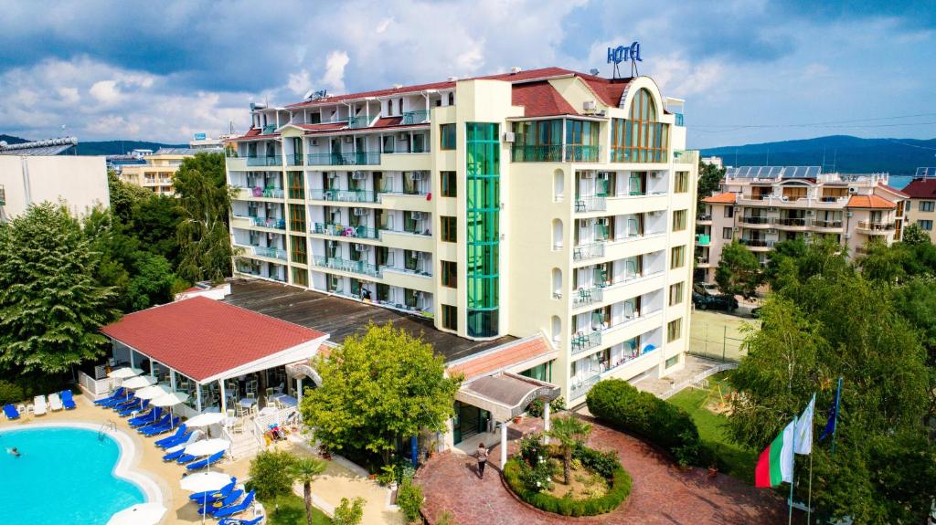 Bazén v ubytování Perla Plaza Hotel - All Inclusive nebo v jeho okolí