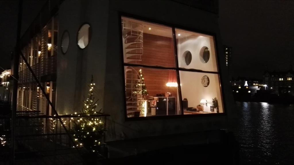 Budova, kde se ubytování na lodi nachází