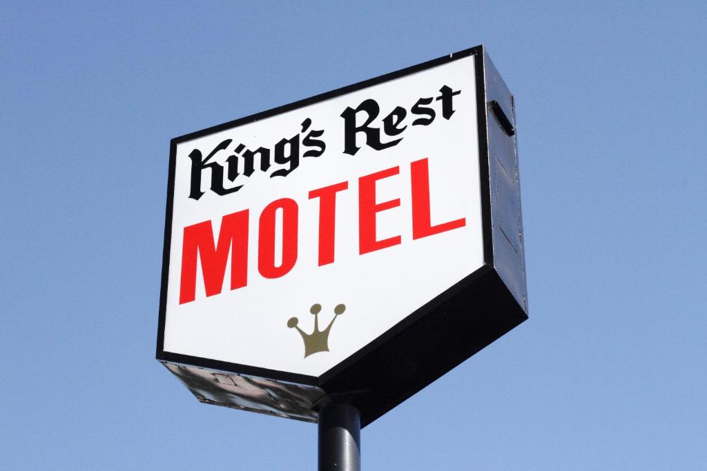 a sign that reads kings nest motel at King's Rest Motel in Gilroy