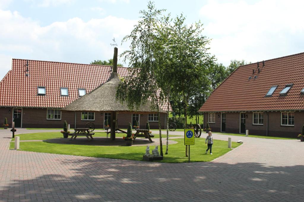 - un bâtiment avec une table de pique-nique devant dans l'établissement Landgoed Het Rheins, à Enter