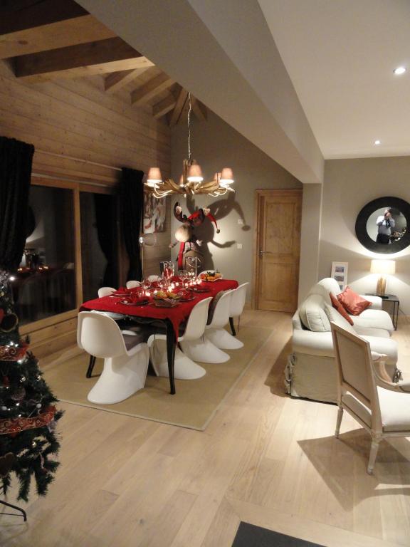 une salle à manger avec une table et un sapin de Noël dans l'établissement les craterelles, à Courchevel