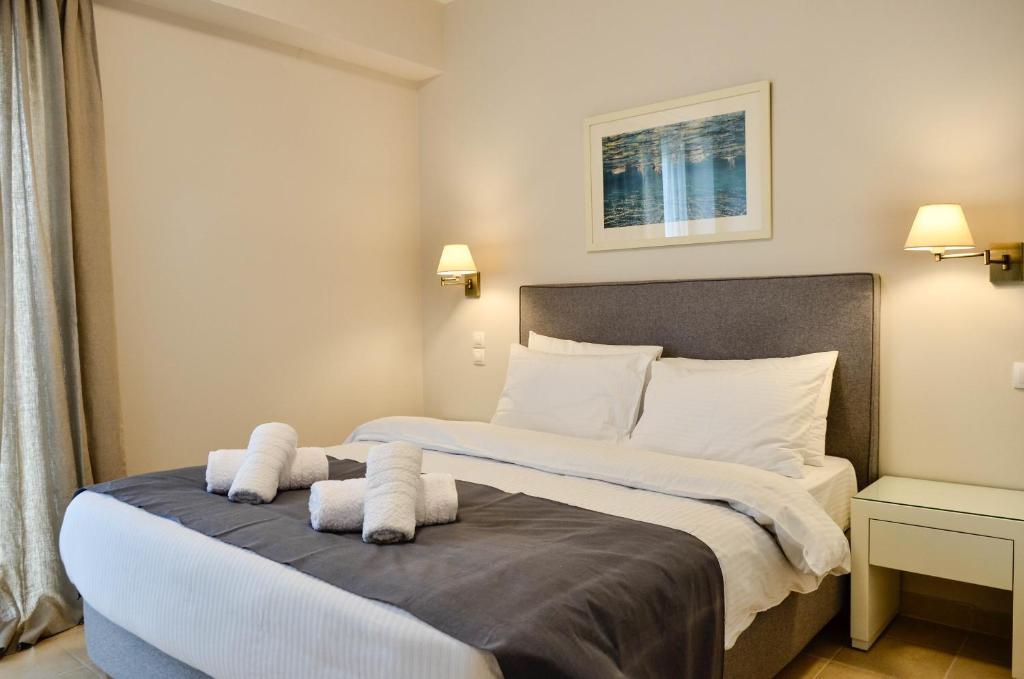 een slaapkamer met een groot bed met witte kussens bij Sunrays housing in Kalamata
