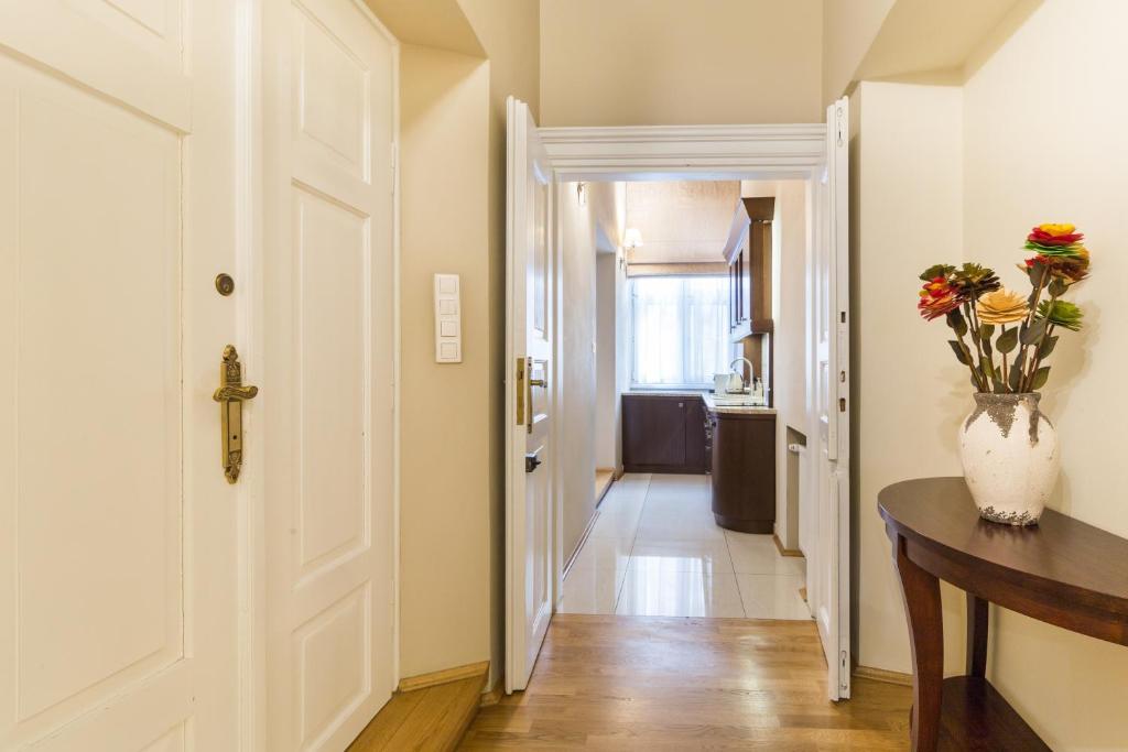 MR 3 Apartments - 11