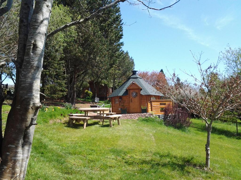 Zahrada ubytování Tudor Lodge with pool & BBQ cabin