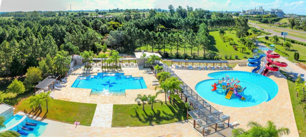 een uitzicht over een waterpark met 2 zwembaden bij Hotel San Isidro in São Gabriel