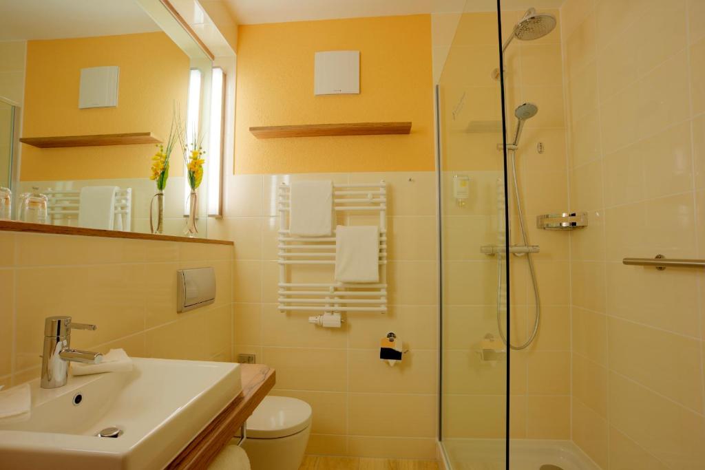 Koupelna v ubytování Hotel Am Badepark