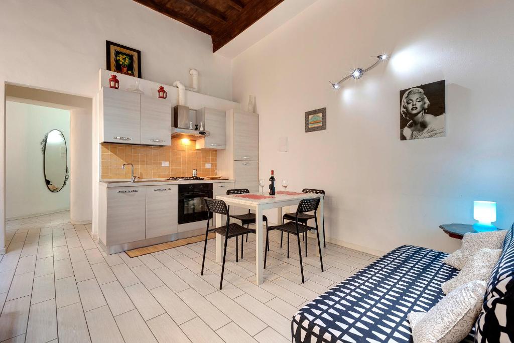 Kuchnia lub aneks kuchenny w obiekcie Appuntamento a Ponte Vecchio