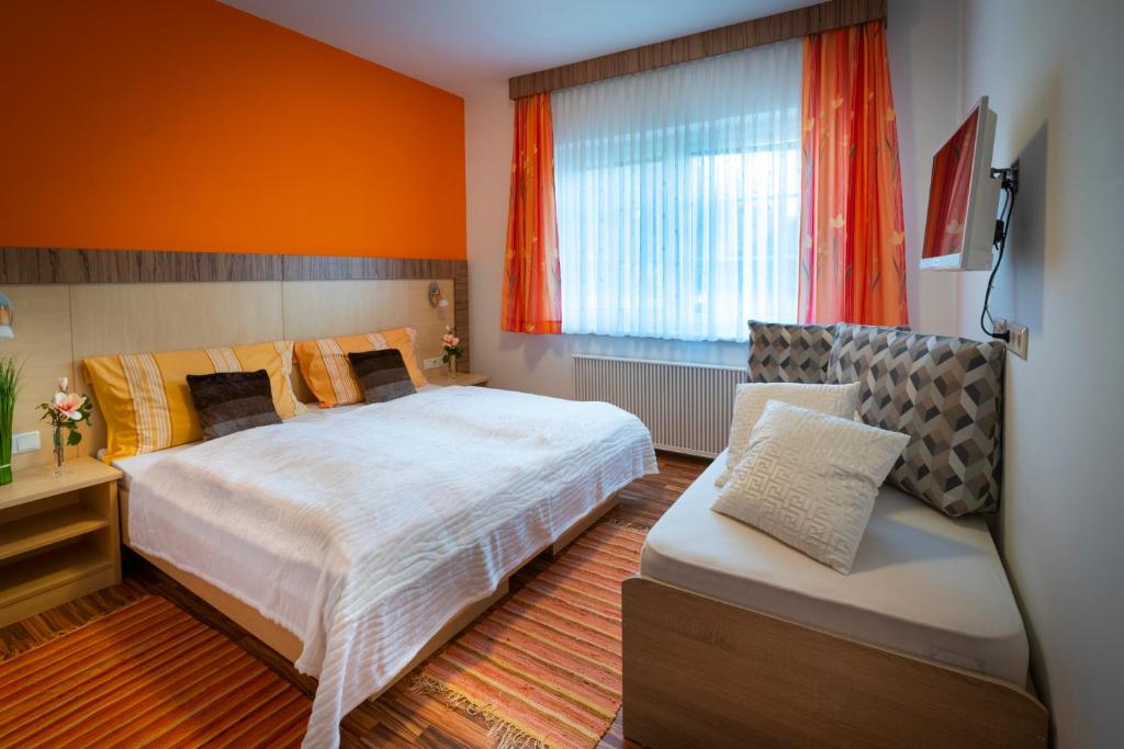 Postel nebo postele na pokoji v ubytování Hirschenwirt