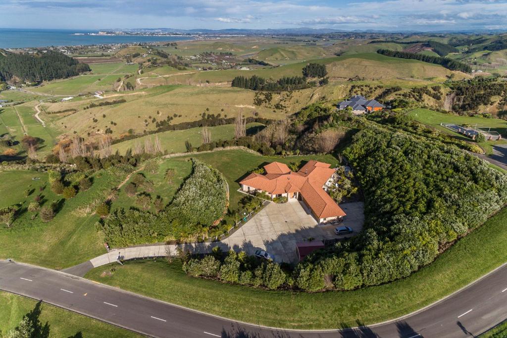 widok z powietrza na dom z pomarańczowym dachem w obiekcie Napier B&B - Tequila Sunrise w mieście Eskdale