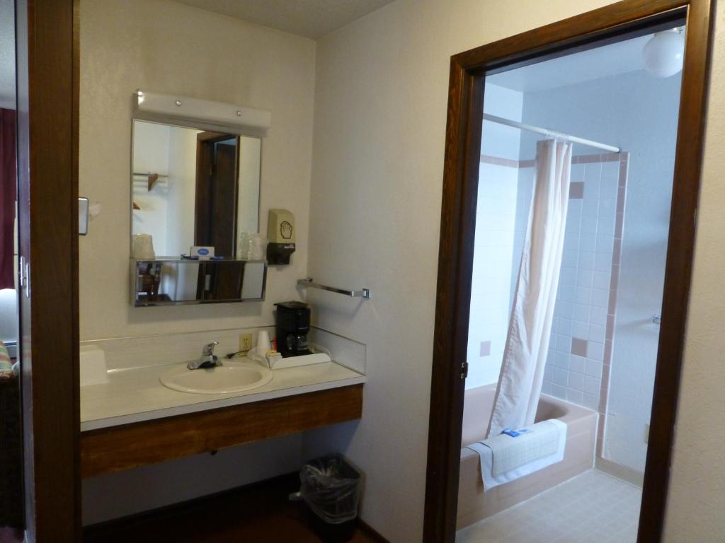 Koupelna v ubytování Umatilla Inn & Suites