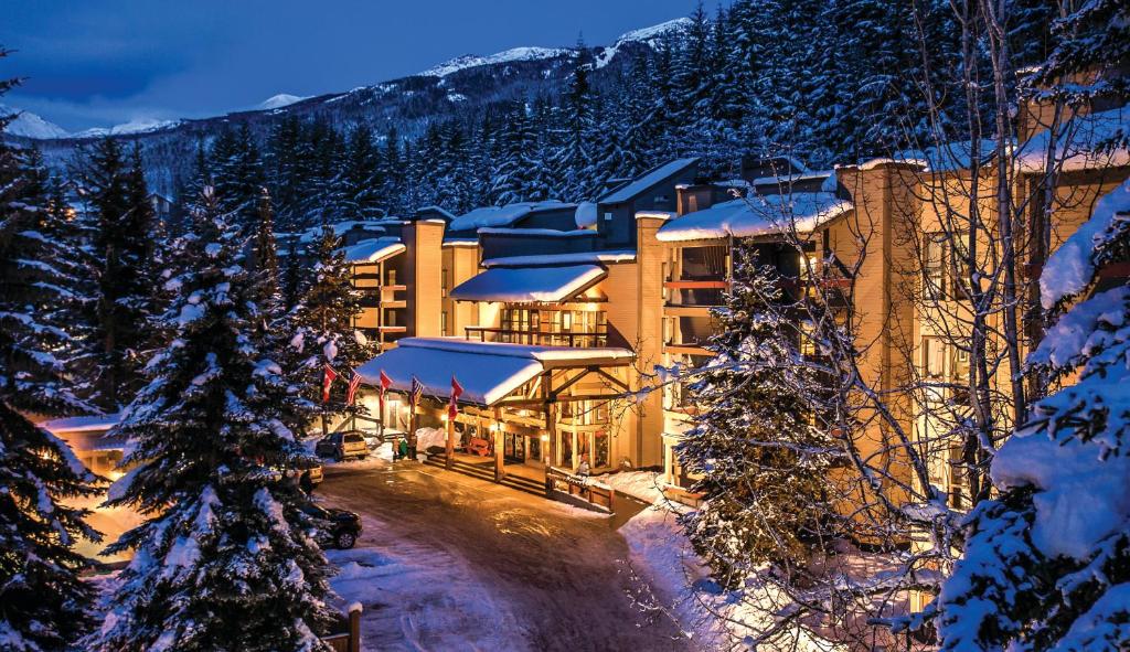 un hotel en las montañas en la nieve en Tantalus Resort Lodge, en Whistler