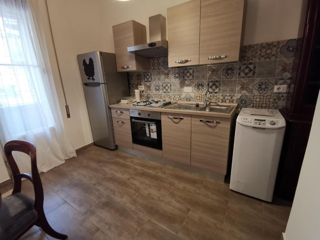 Kuchnia lub aneks kuchenny w obiekcie Appartamento Luminoso con vista su Villa Ada