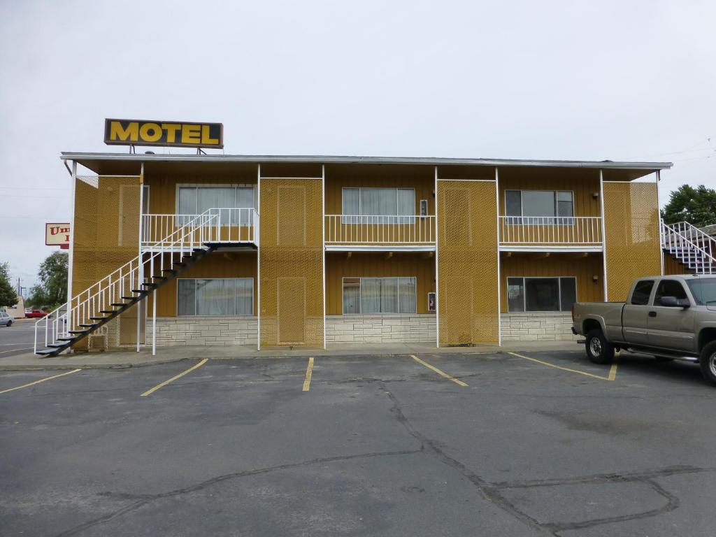 um motel com um camião estacionado num parque de estacionamento em Umatilla Inn & Suites em Umatilla