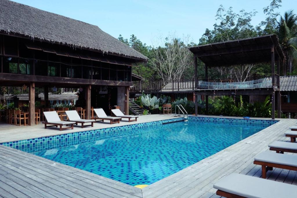 Bazén v ubytování Jungle Koh Kood Resort nebo v jeho okolí