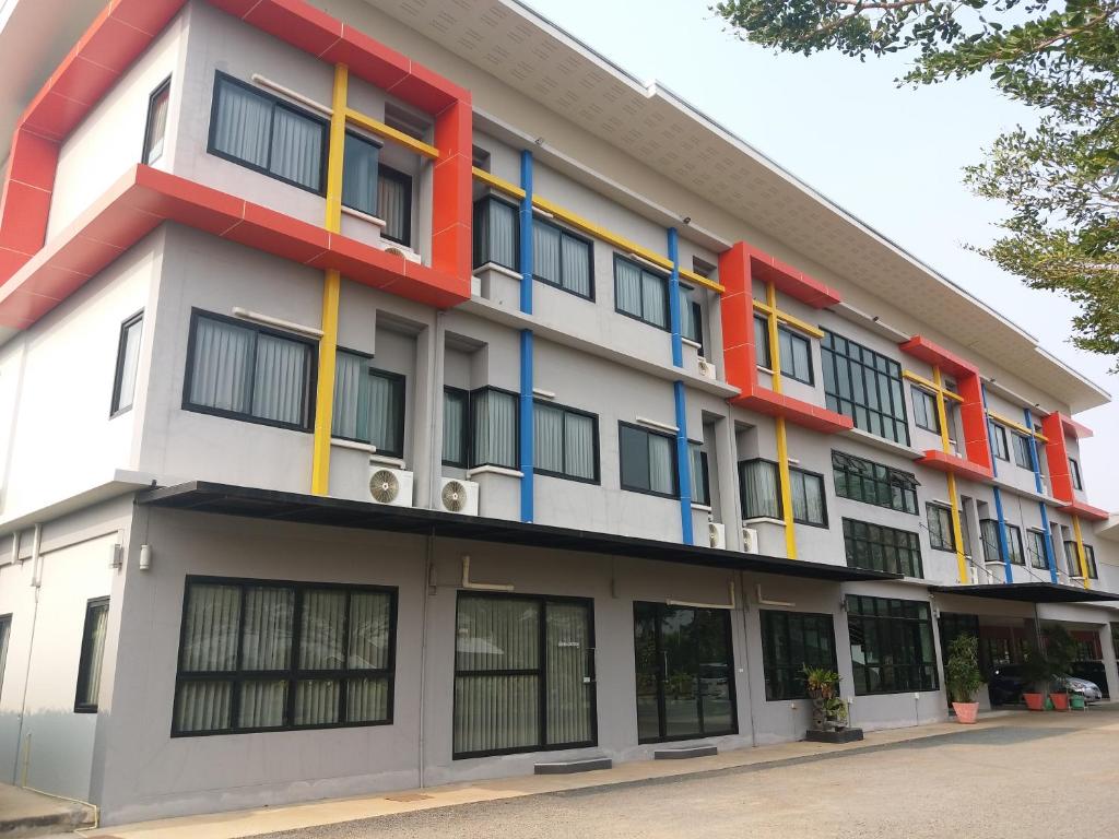 een appartementencomplex met kleurrijke ramen bij Kradang Nga Boutique Inn in Khun Han