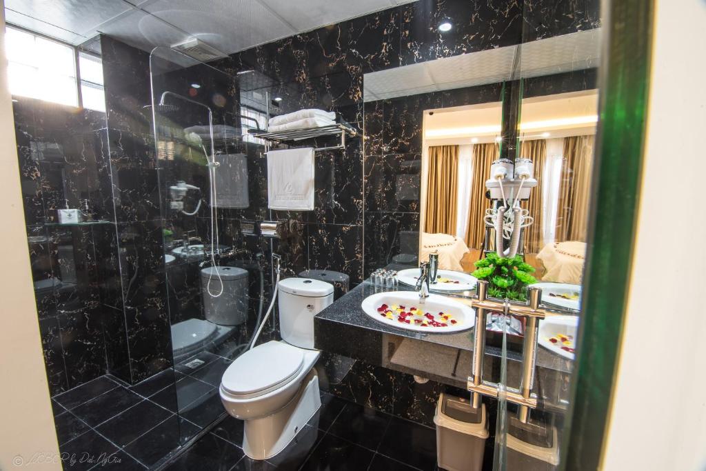 Koupelna v ubytování Lieber Hotel