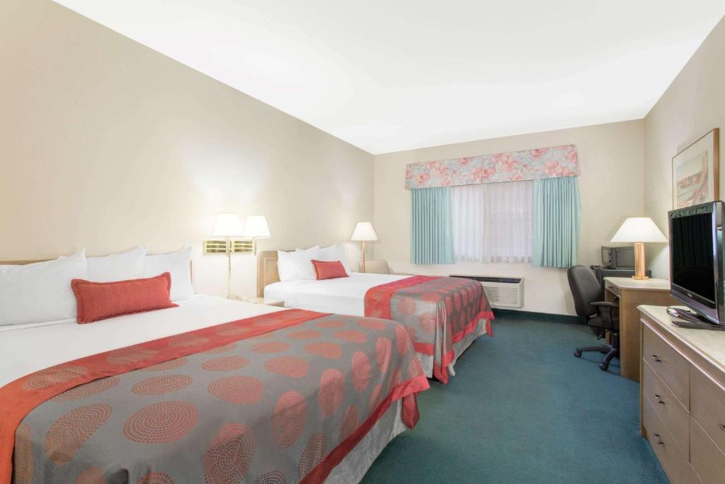 Postel nebo postele na pokoji v ubytování Ramada by Wyndham St George