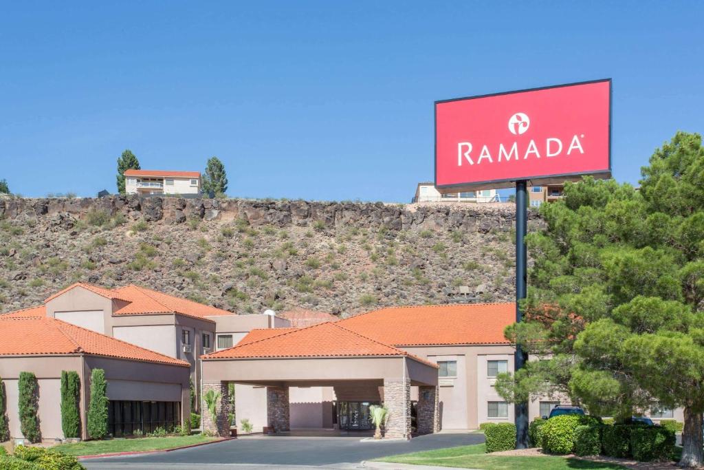 un panneau devant un bâtiment dans l'établissement Ramada by Wyndham St George, à Saint George