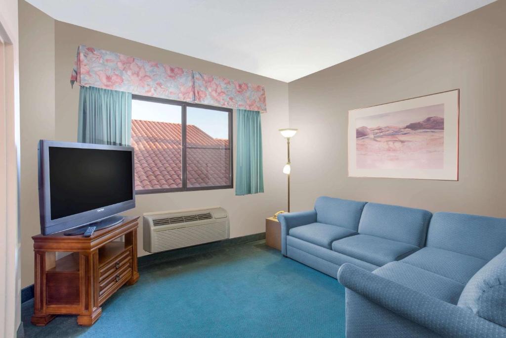 TV a/nebo společenská místnost v ubytování Ramada by Wyndham St George