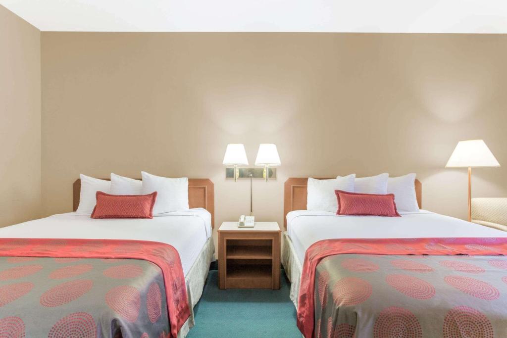 Postel nebo postele na pokoji v ubytování Ramada by Wyndham St George