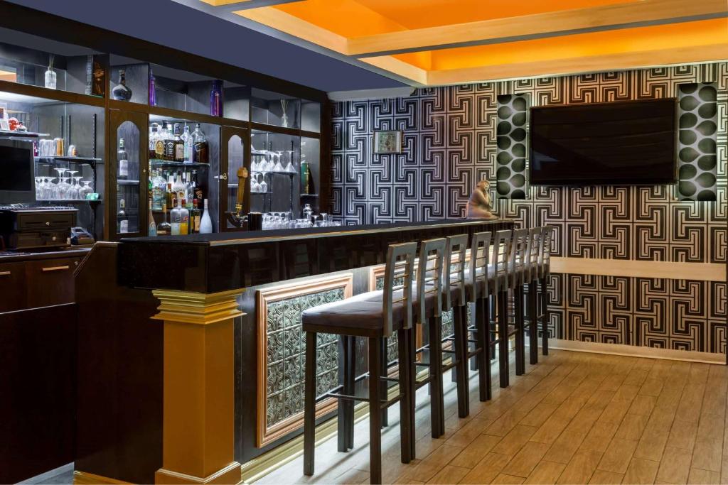 Lounge nebo bar v ubytování Howard Johnson by Wyndham Niagara Falls