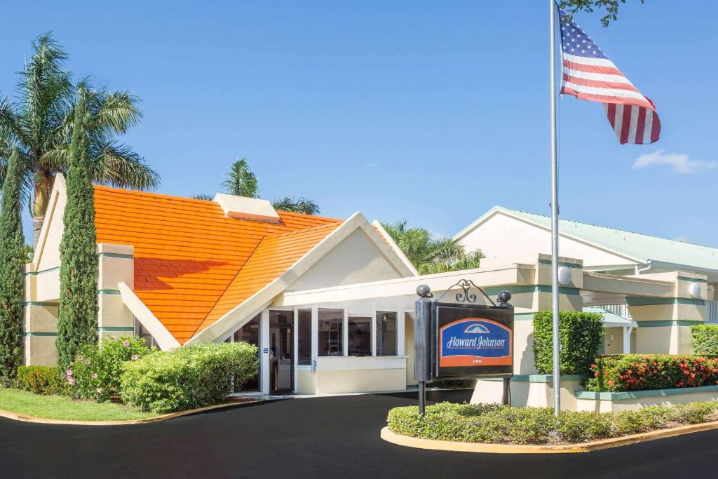 una imagen de una posada con bandera americana en Howard Johnson by Wyndham Vero Beach / Downtown, en Vero Beach