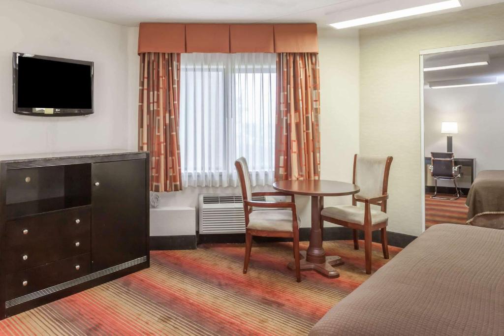 TV a/nebo společenská místnost v ubytování Howard Johnson by Wyndham Newark Airport
