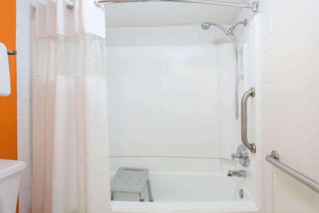 Howard Johnson by Wyndham Ocala FL I-75 - Standard King Room - Smoking