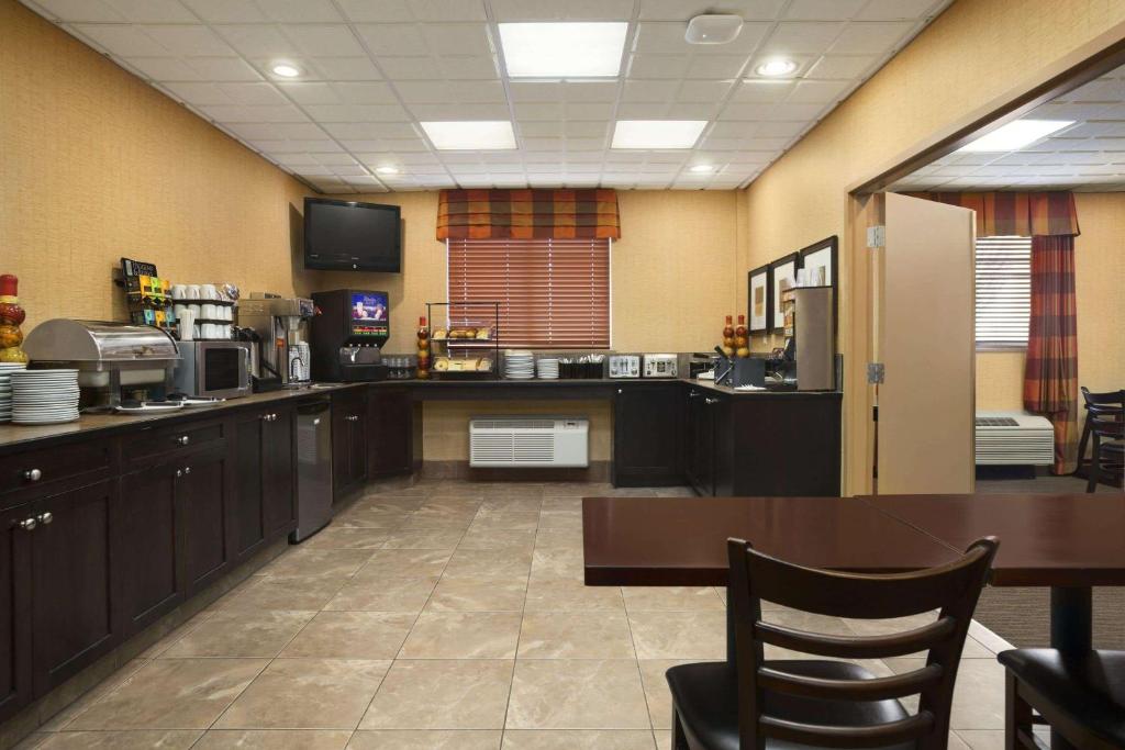 Kuchyň nebo kuchyňský kout v ubytování Ramada by Wyndham Surrey/Langley